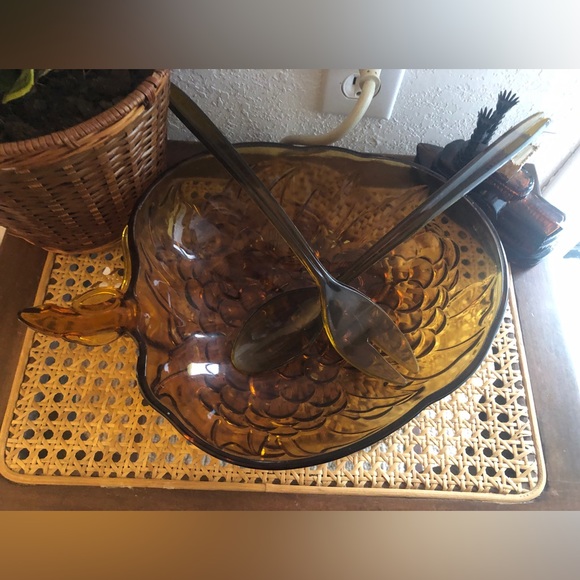 Indiana Glass Amber Grape Sala/Serving Bowl w/Lucite Tongs Retro - Picture 3 of 16